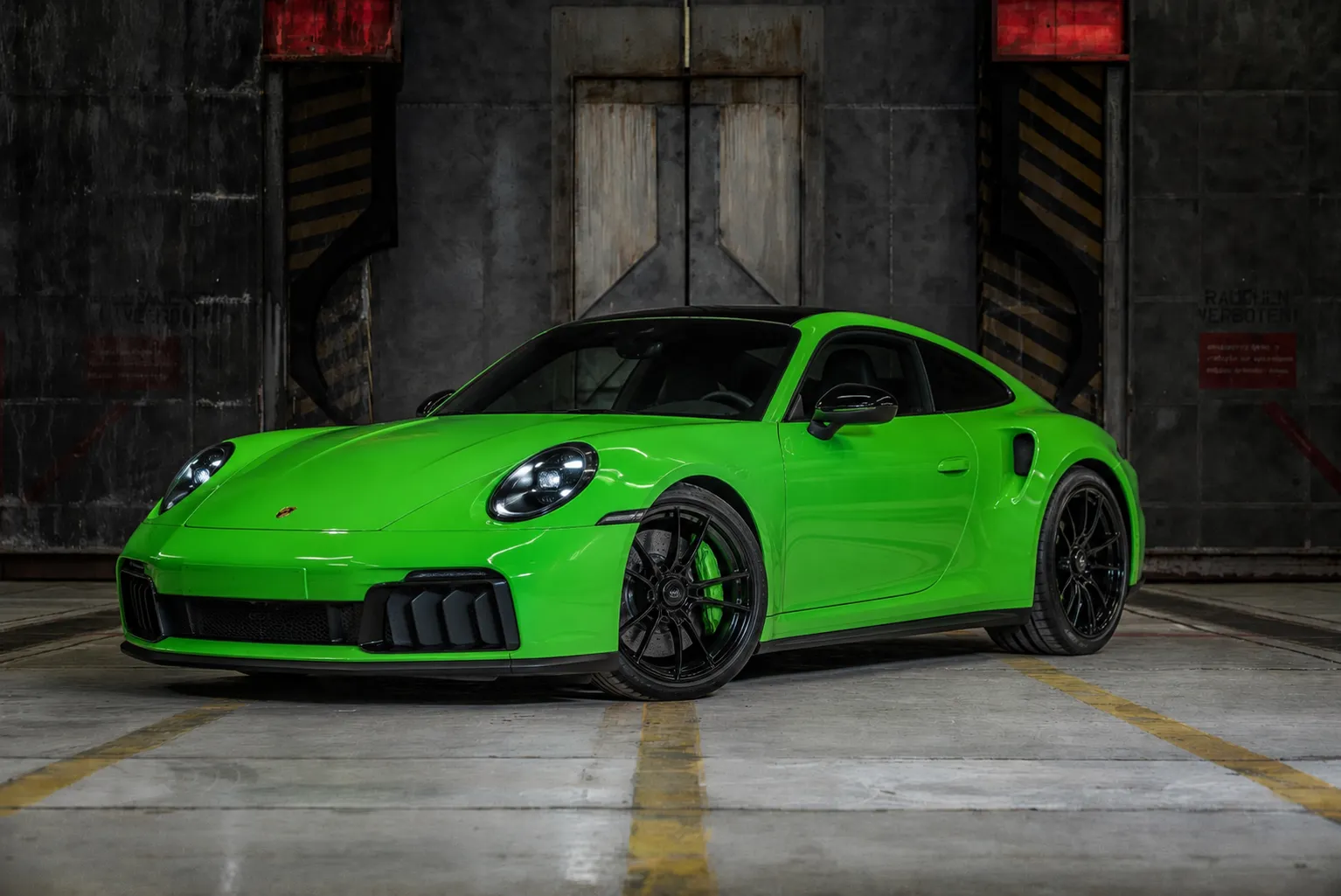 Grüner Porsche 911 in der ursprünglichen Industrie-Kulisse